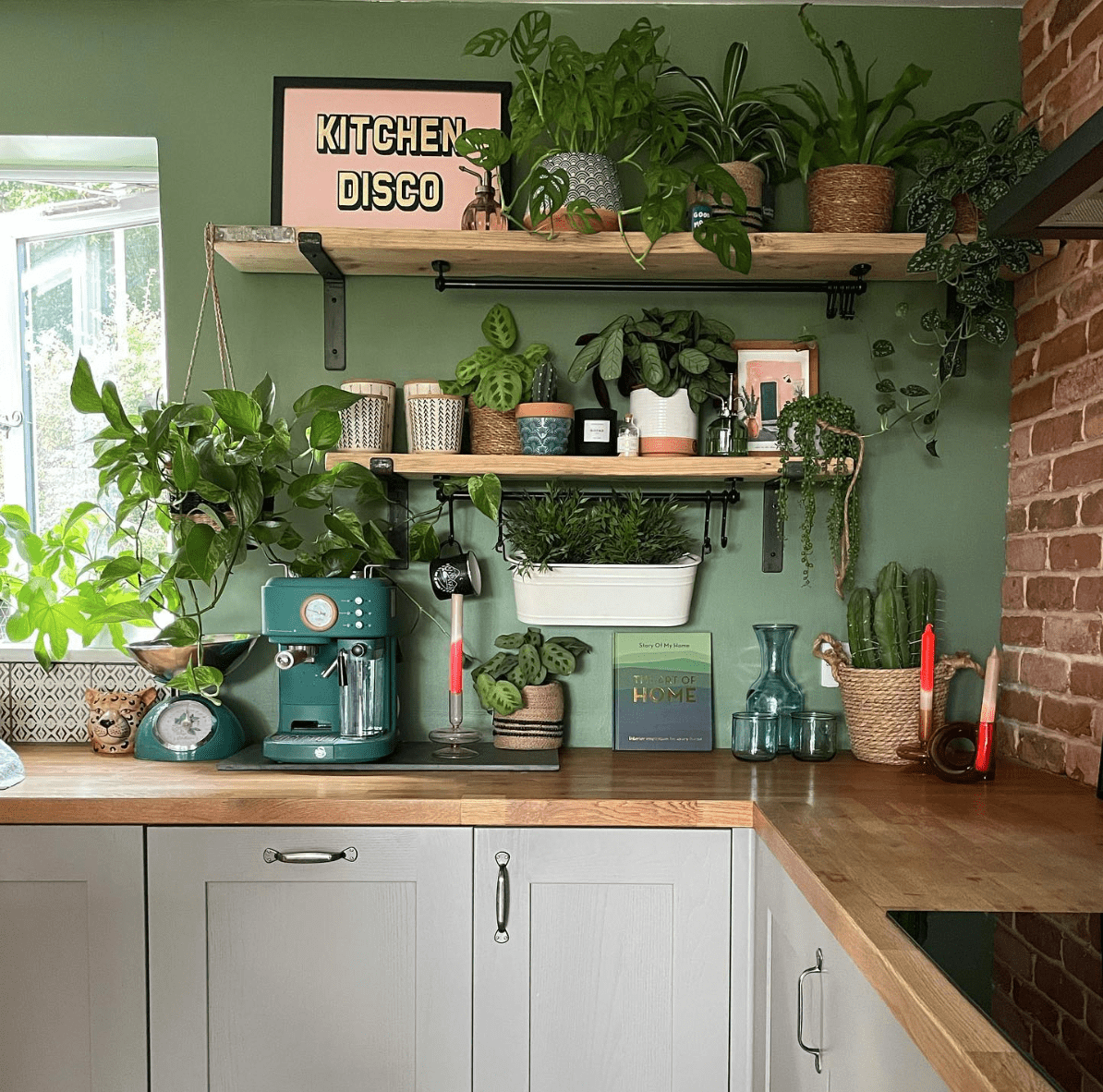 10 Expert Tips On Decorating Kitchen Shelves