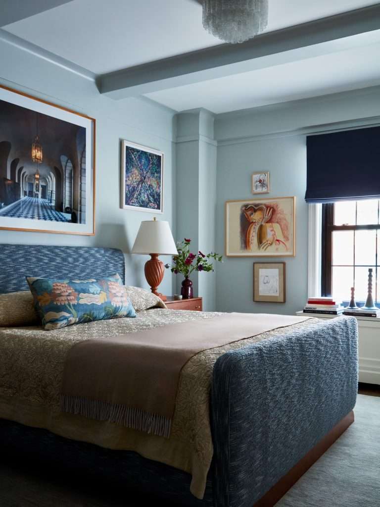 25+ Romantic Bedroom Colour Combinations (With Photos)