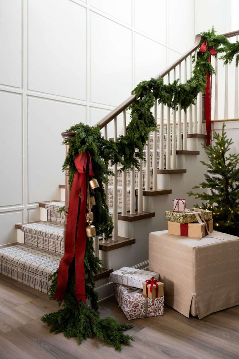 50+ Stunning Christmas Staircase Decor Ideas to Try This Year