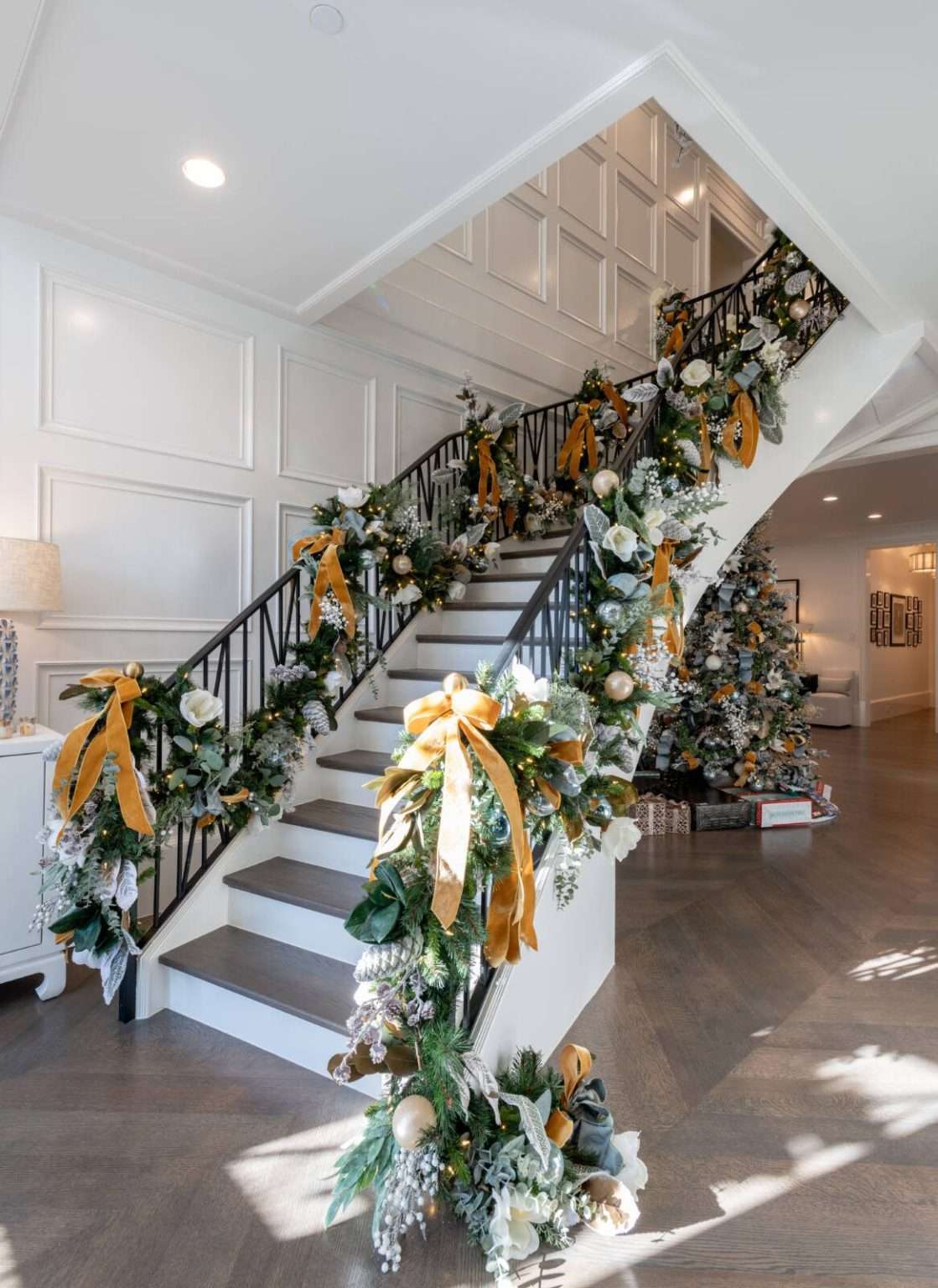 50+ Stunning Christmas Staircase Decor Ideas to Try This Year