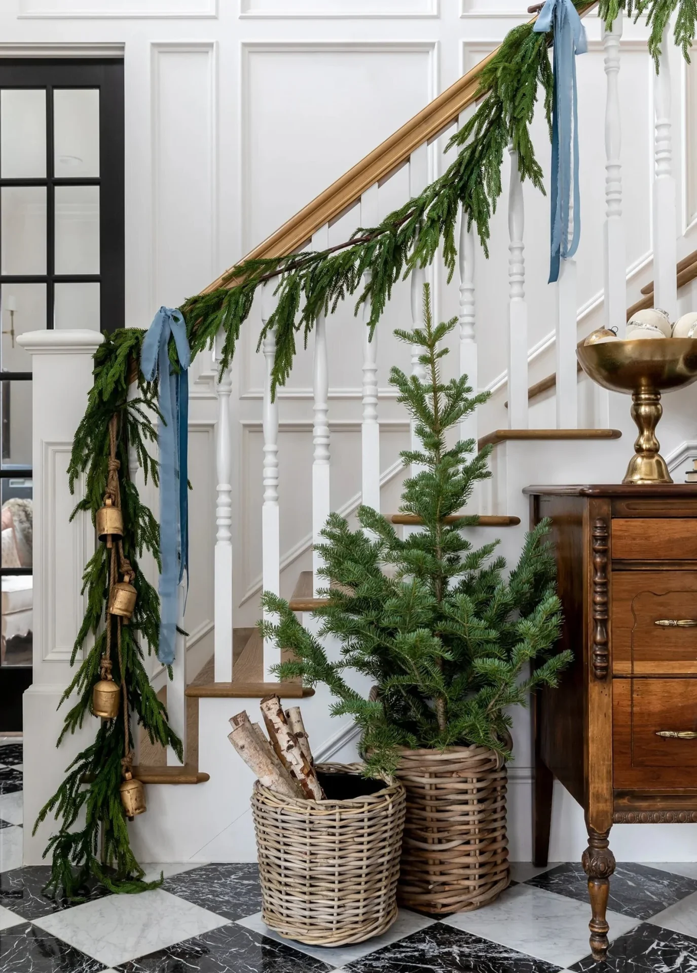 Christmas Staircase Decor Ideas Christmas Stairway Decor Christmas Banister Decor Christmas garland ideas