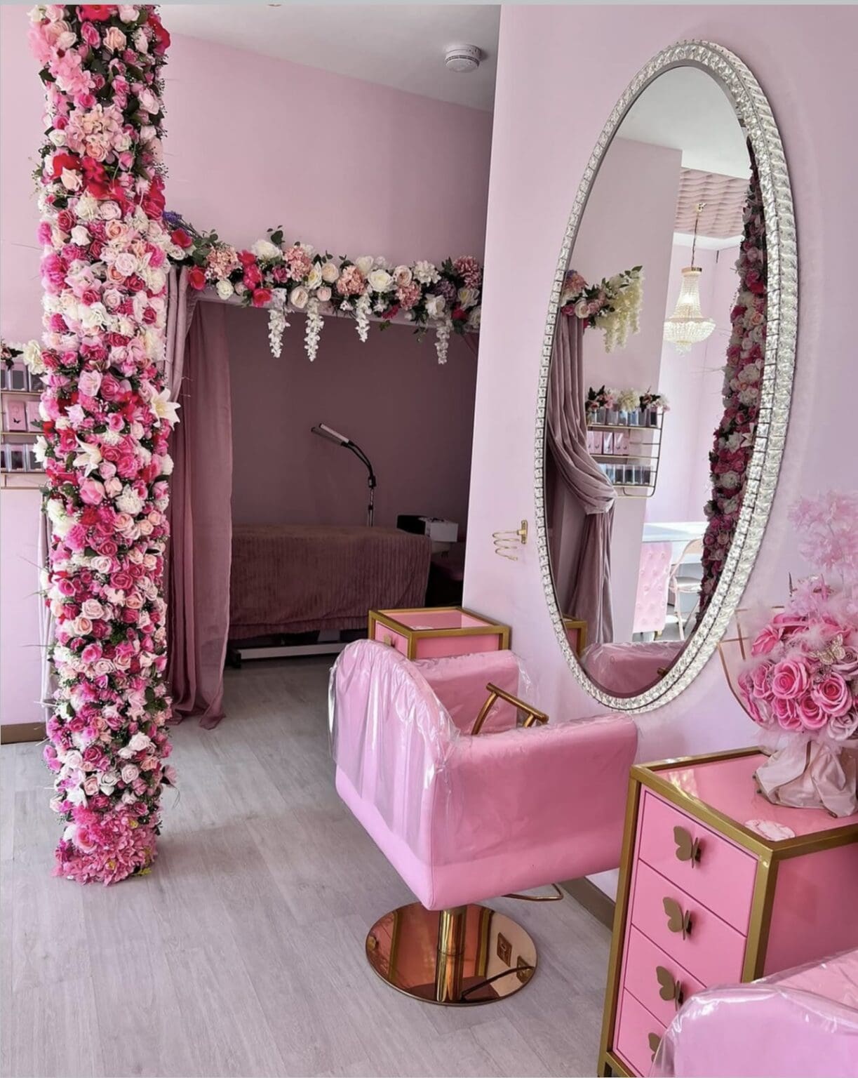 42 Stunning Low-Budget Beauty Salon Interior Design Ideas