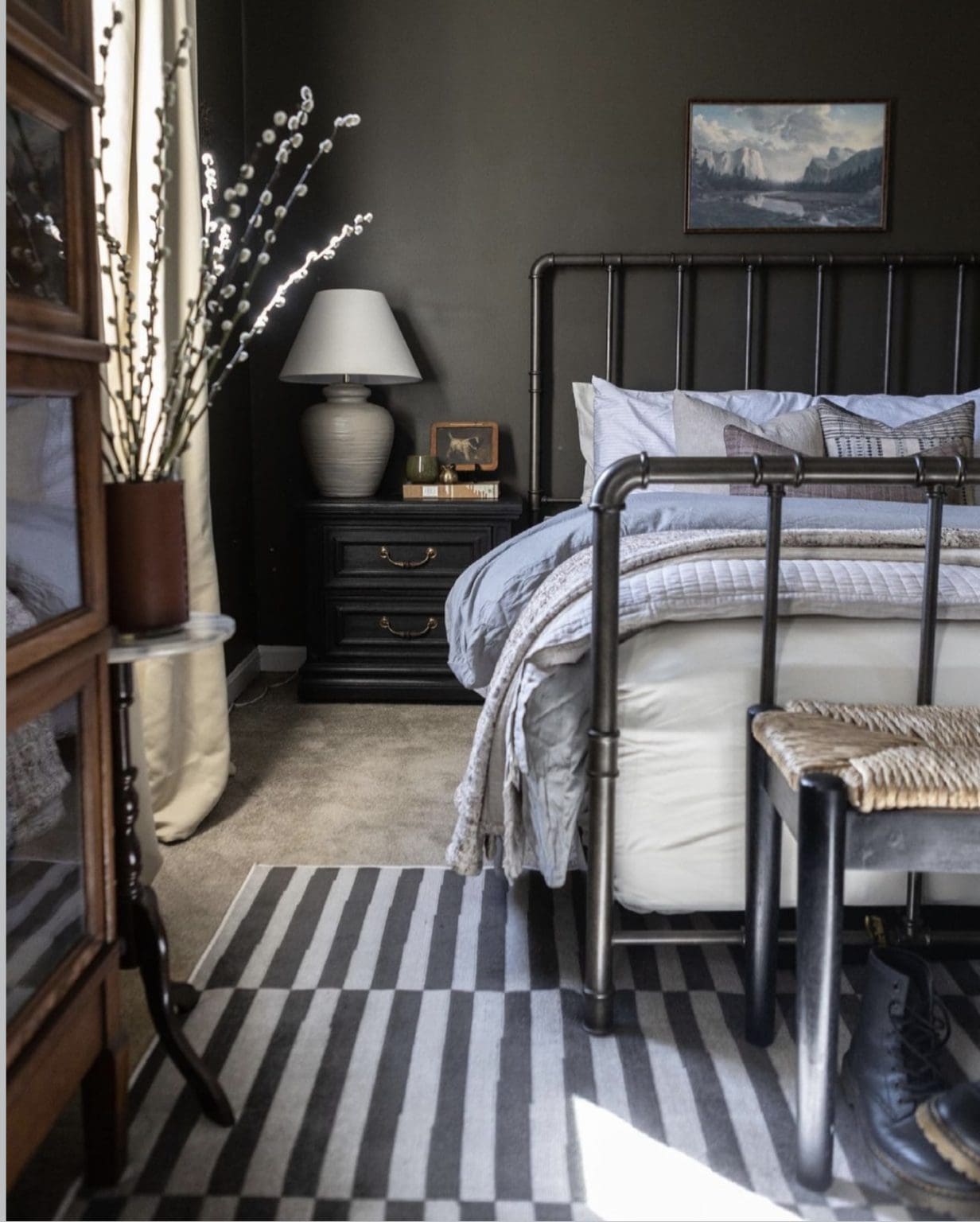 29 Dark and Moody Bedroom Ideas for a Relaxing Ambiance