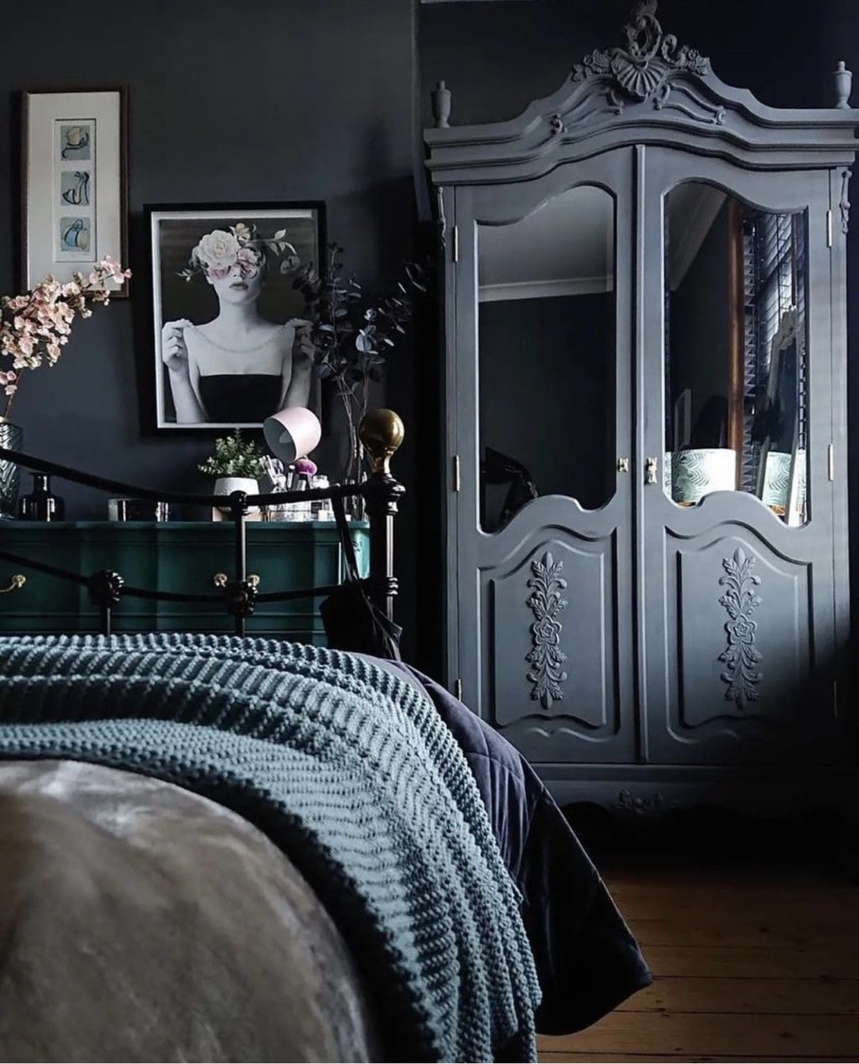 29 Dark and Moody Bedroom Ideas for a Relaxing Ambiance