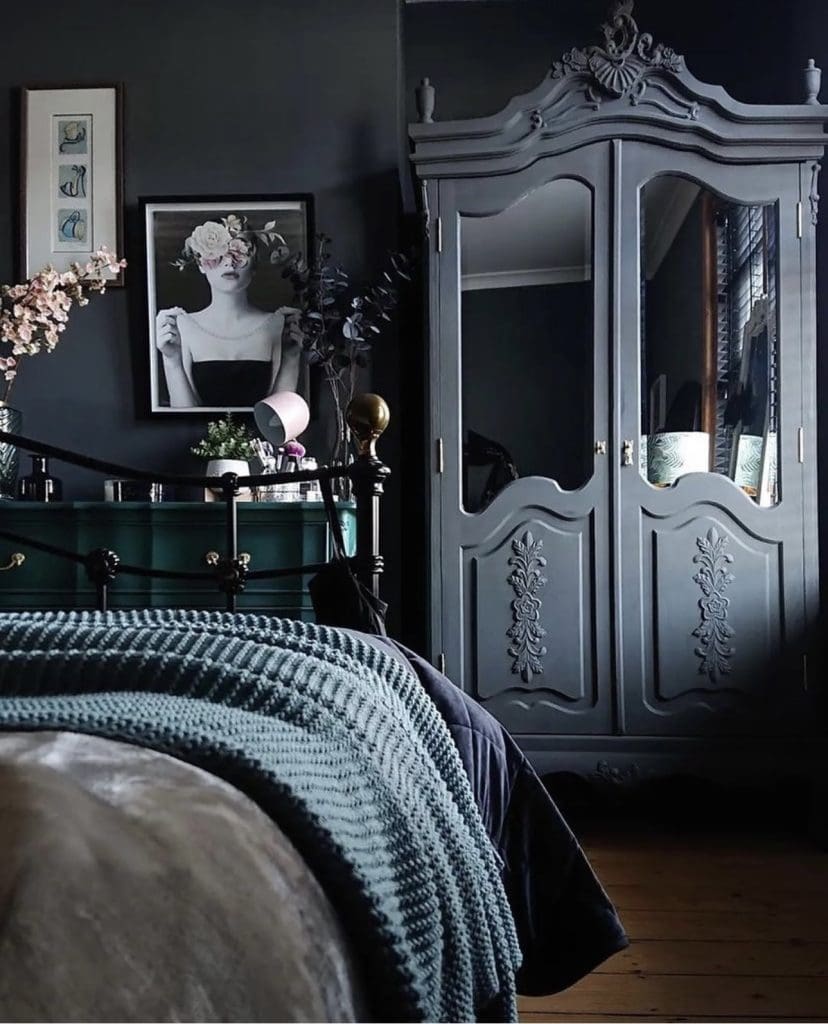 29 Dark and Moody Bedroom Ideas for a Relaxing Ambiance