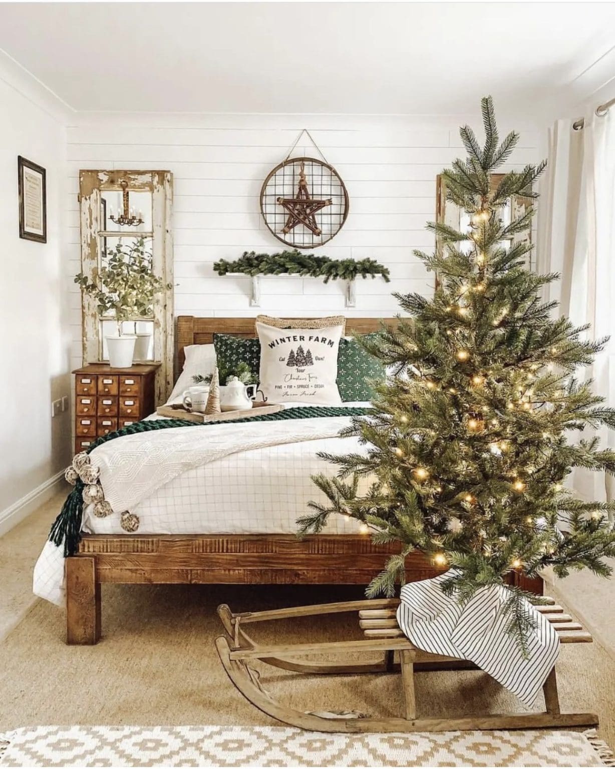 34 Cozy Christmas Bedroom Decor Ideas for a Festive Feel