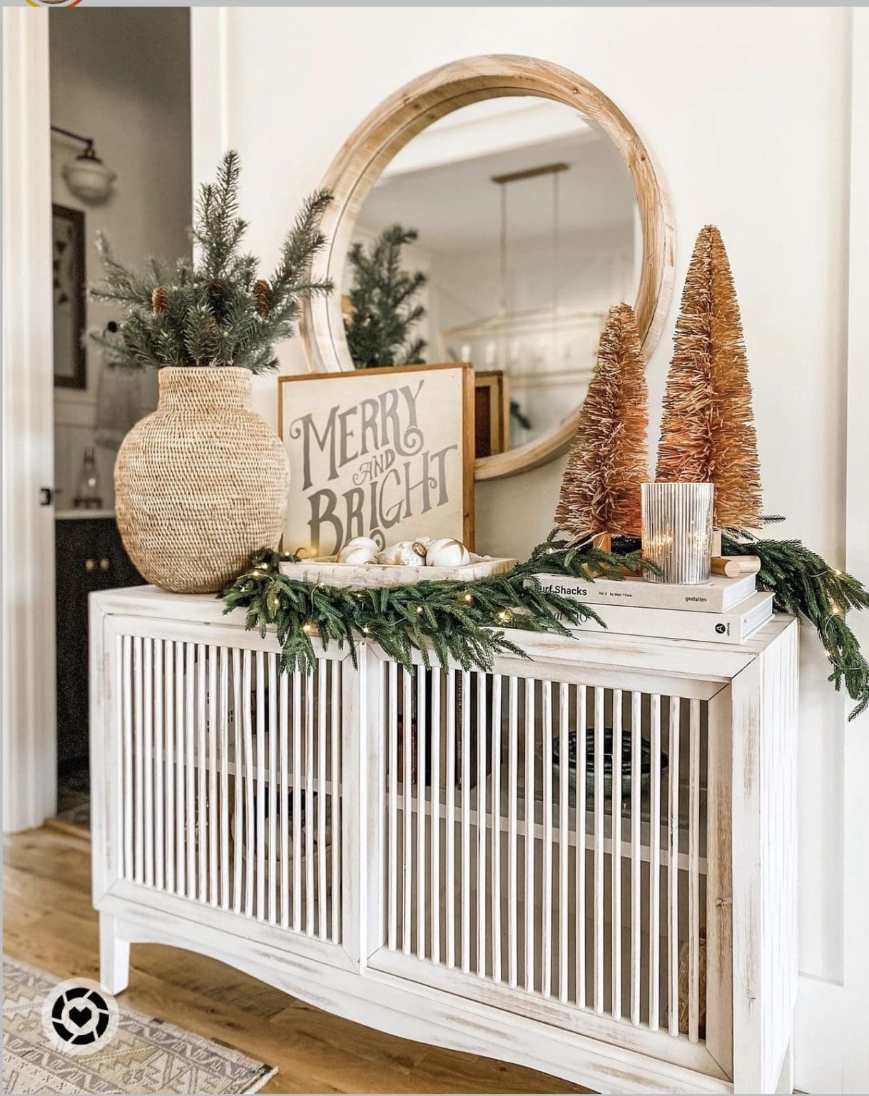34 Inviting Christmas Entryway Decor Ideas
