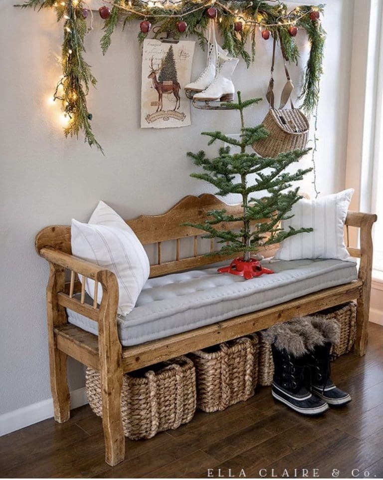34 Inviting Christmas Entryway Decor Ideas