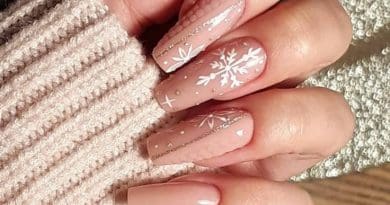 Neutral Christmas Nail Ideas