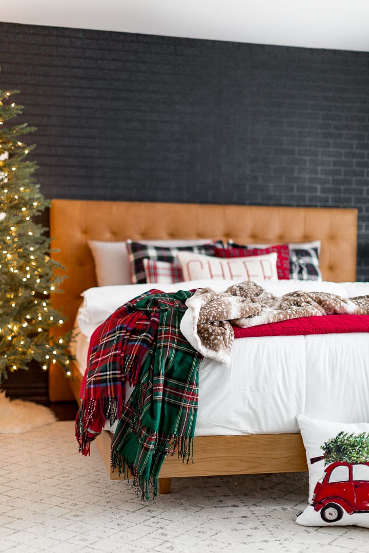 christmasbedroomcraftberrybush.com 1 10 Christmas Bedroom Decor Ideas