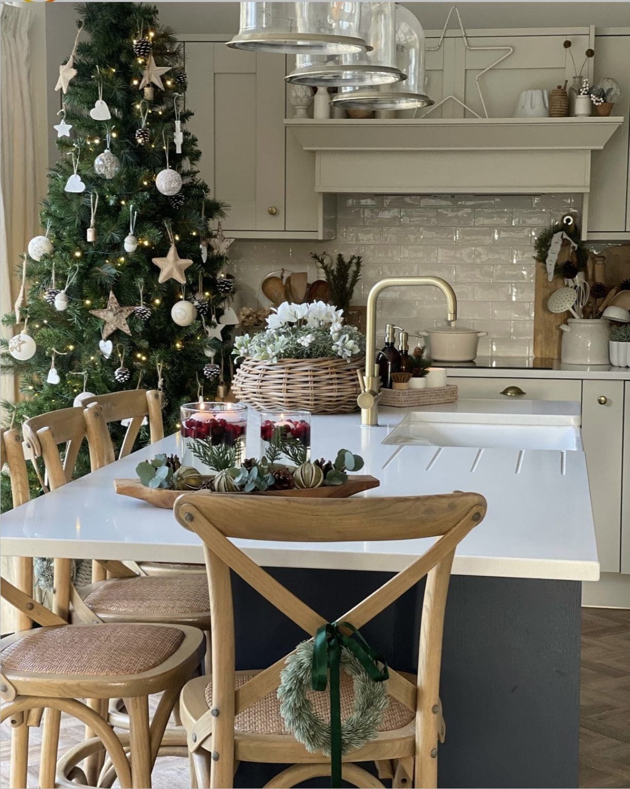 40 Christmas Kitchen Decor Ideas to Bring in the Holiday Spirit