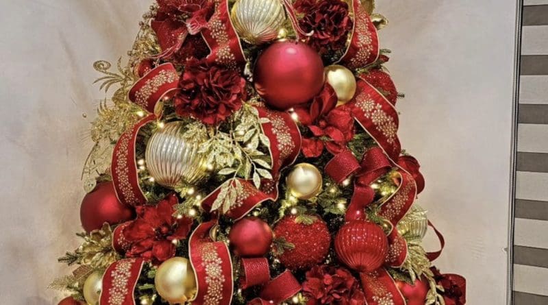 30 Stunning Christmas Tree Decor Ideas That You'll Love