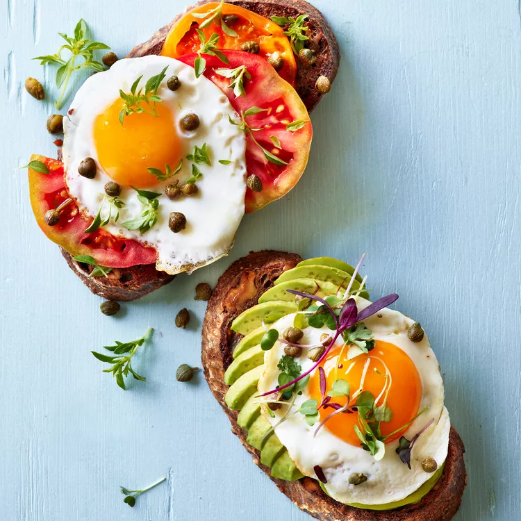 egg tartine 892cac2657114696ab634792d0bdcb4b 1 Low-Calorie Breakfast Ideas