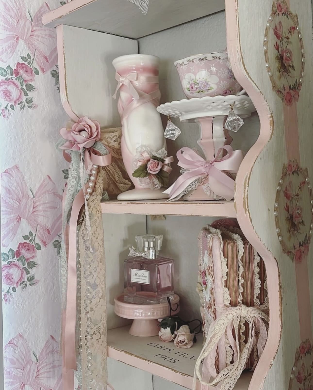 IMG 0765 How to Decorate Walls in a Shabby Chic House