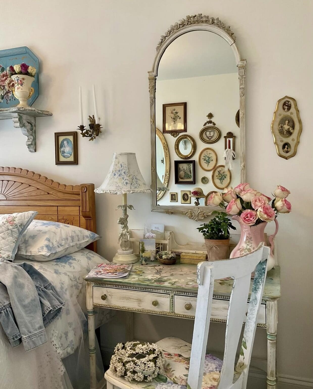 How to Decorate Walls in a Shabby Chic House - Textured Shabby Chic Walls
