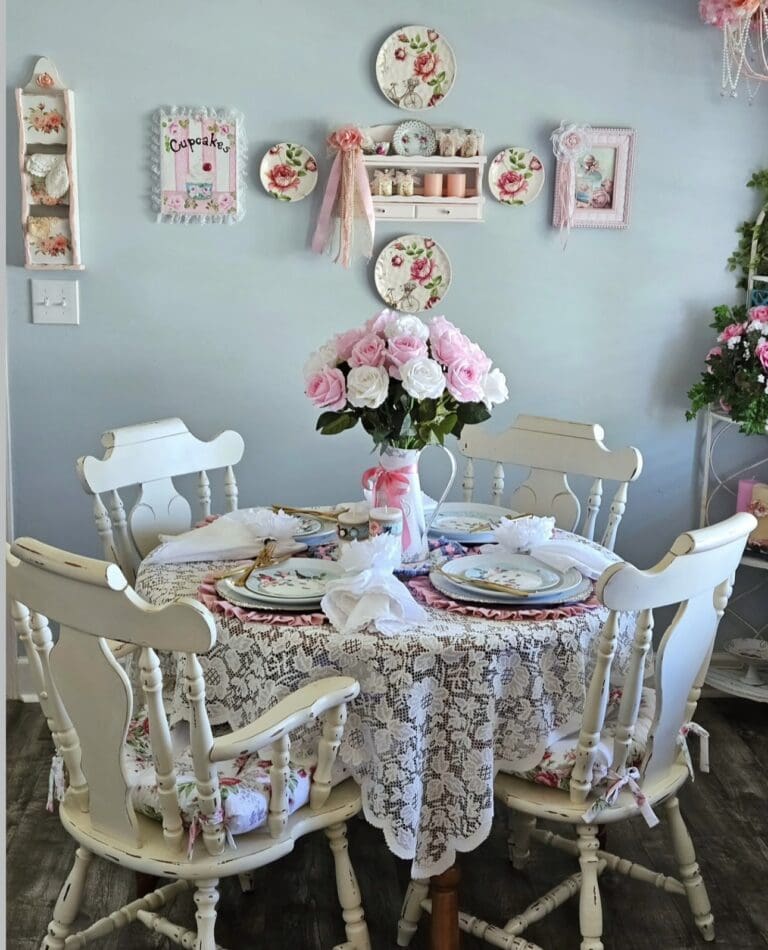 Picture of How to Decorate Walls in a Shabby Chic House