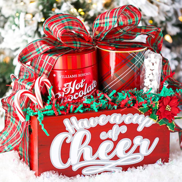30 Insanely Cute DIY Christmas Gift Ideas to Impress Anyone 67 30 Insanely Cute DIY Christmas Gift Ideas to Impress Anyone Hot Chocolate Gift Basket via apumpkinandaprincess DIY Christmas Gift Ideas