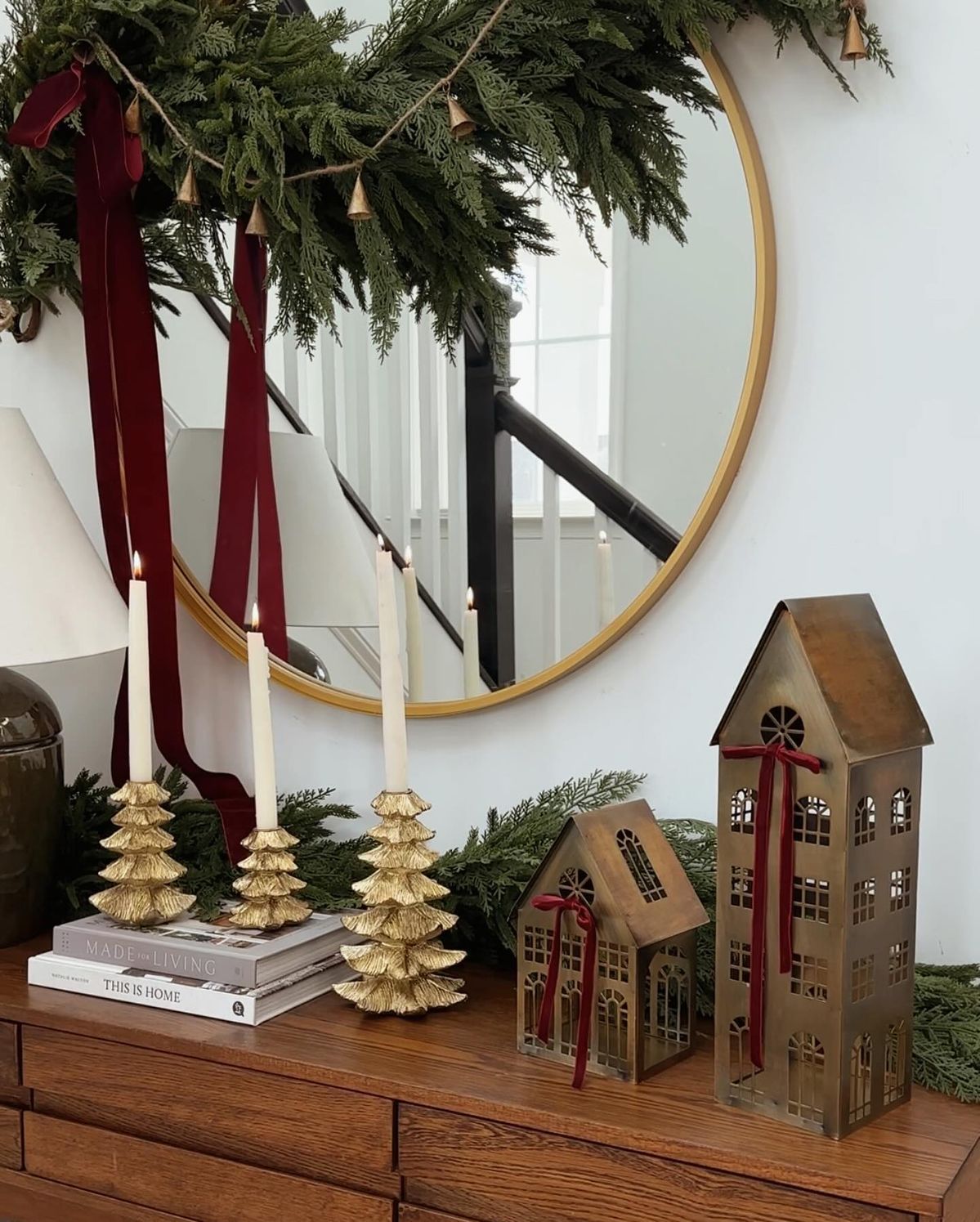 34 Inviting Christmas Entryway Decor Ideas 105 34 Inviting Christmas Entryway Decor Ideas cf2d27f0362d0f911699818a368b87f0 Christmas Entryway Decor