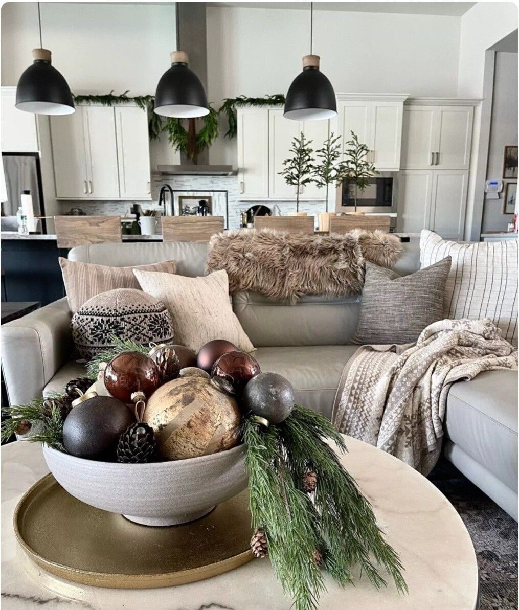 christmas cofffee table decor ideasIMG 9211 e1759592276682 Christmas Coffee Table Decor Ideas