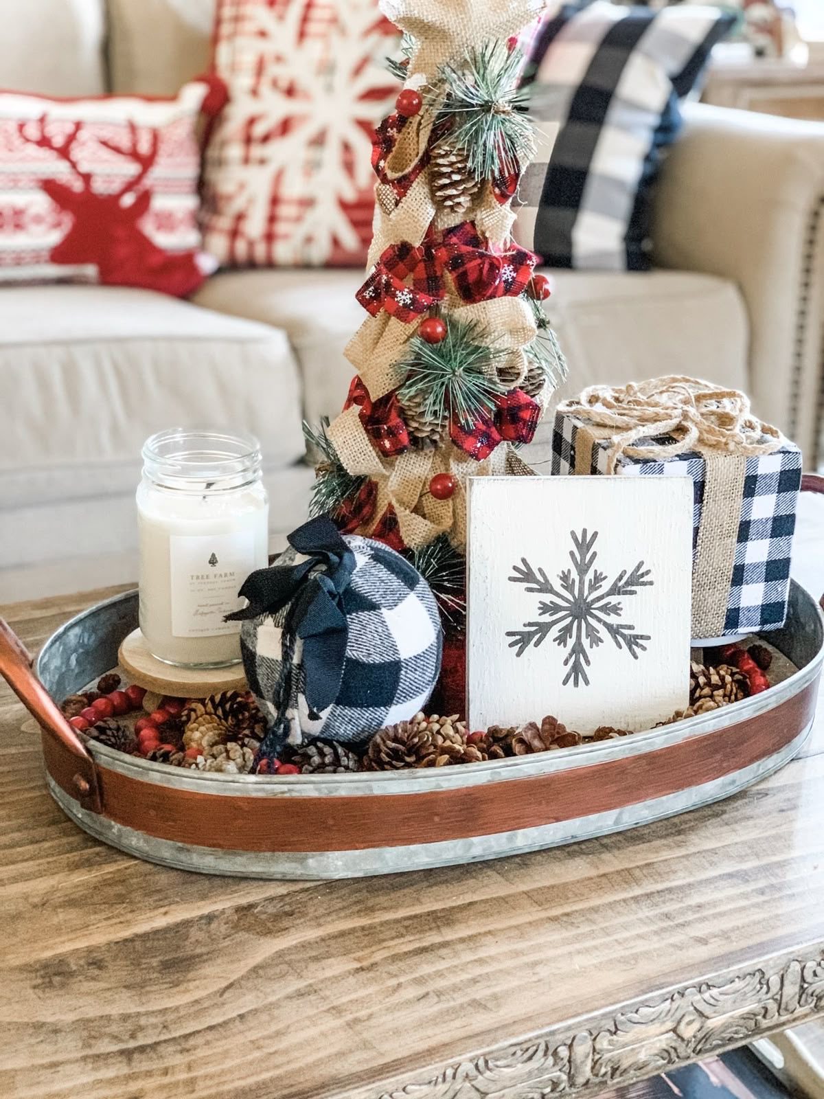 christmas cofffee table decor ideasIMG 9216 Christmas Coffee Table Decor Ideas