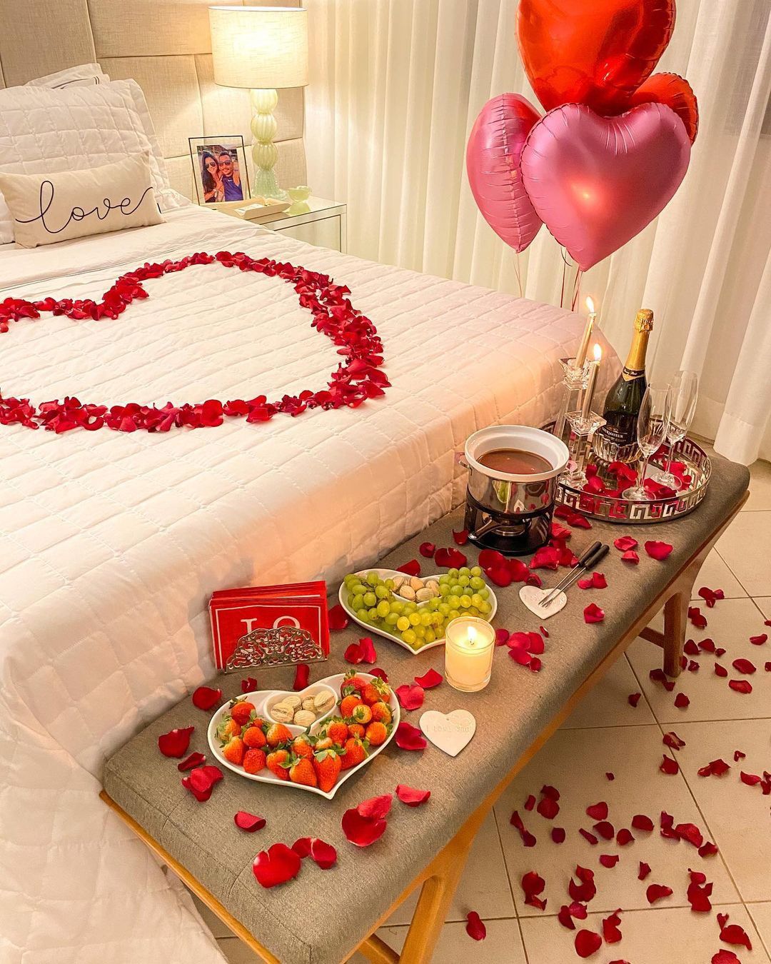 e4f121732e81c660c5b1f2d5d235b88d 1 Valentine's Day Bedroom Decor