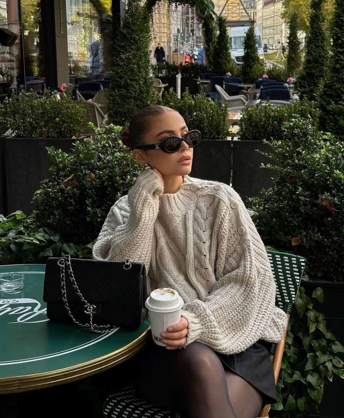 how to look Things Classy Women Never Do in Public