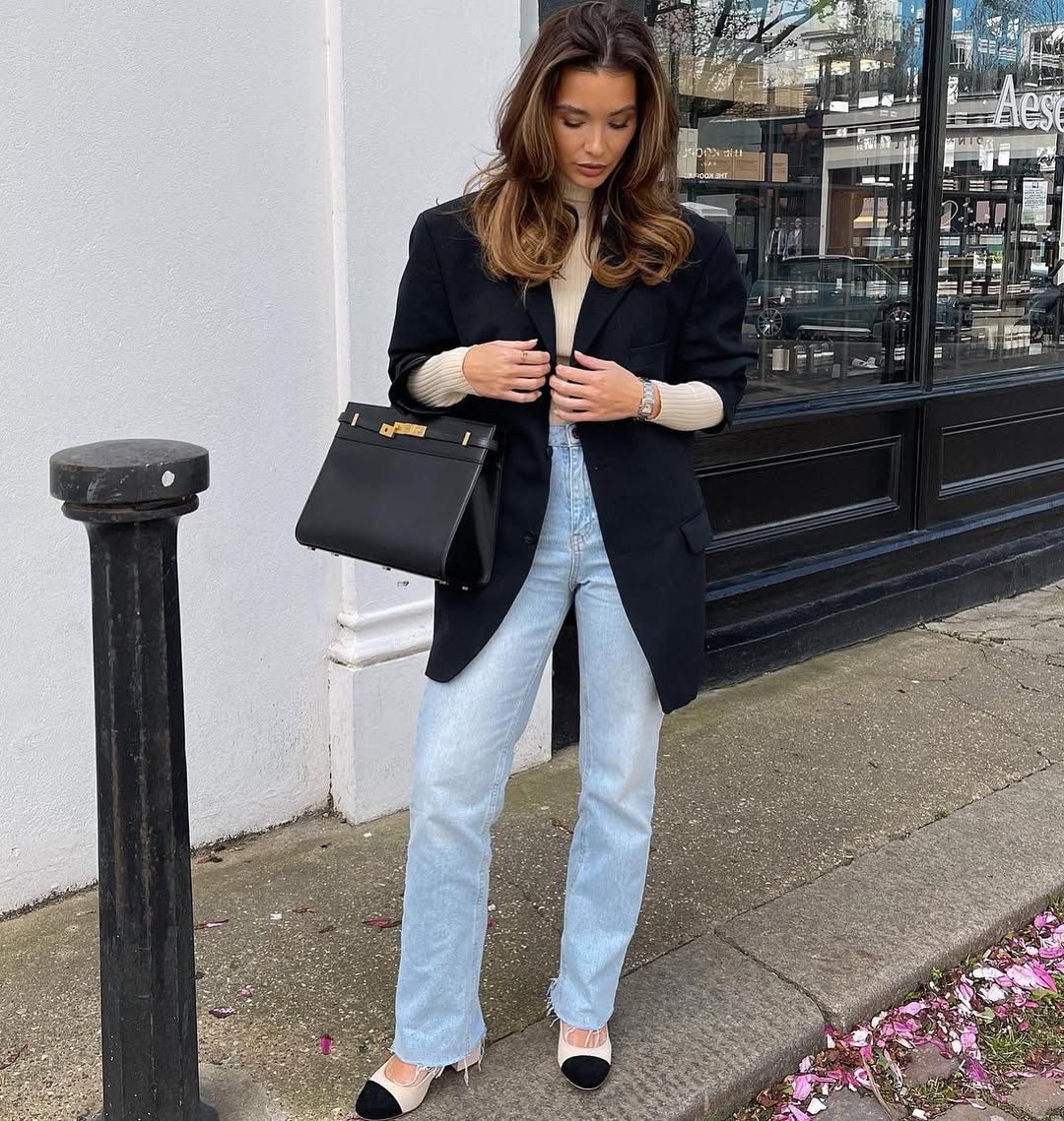 IMG 4531 Things Classy Women Never Do in Public