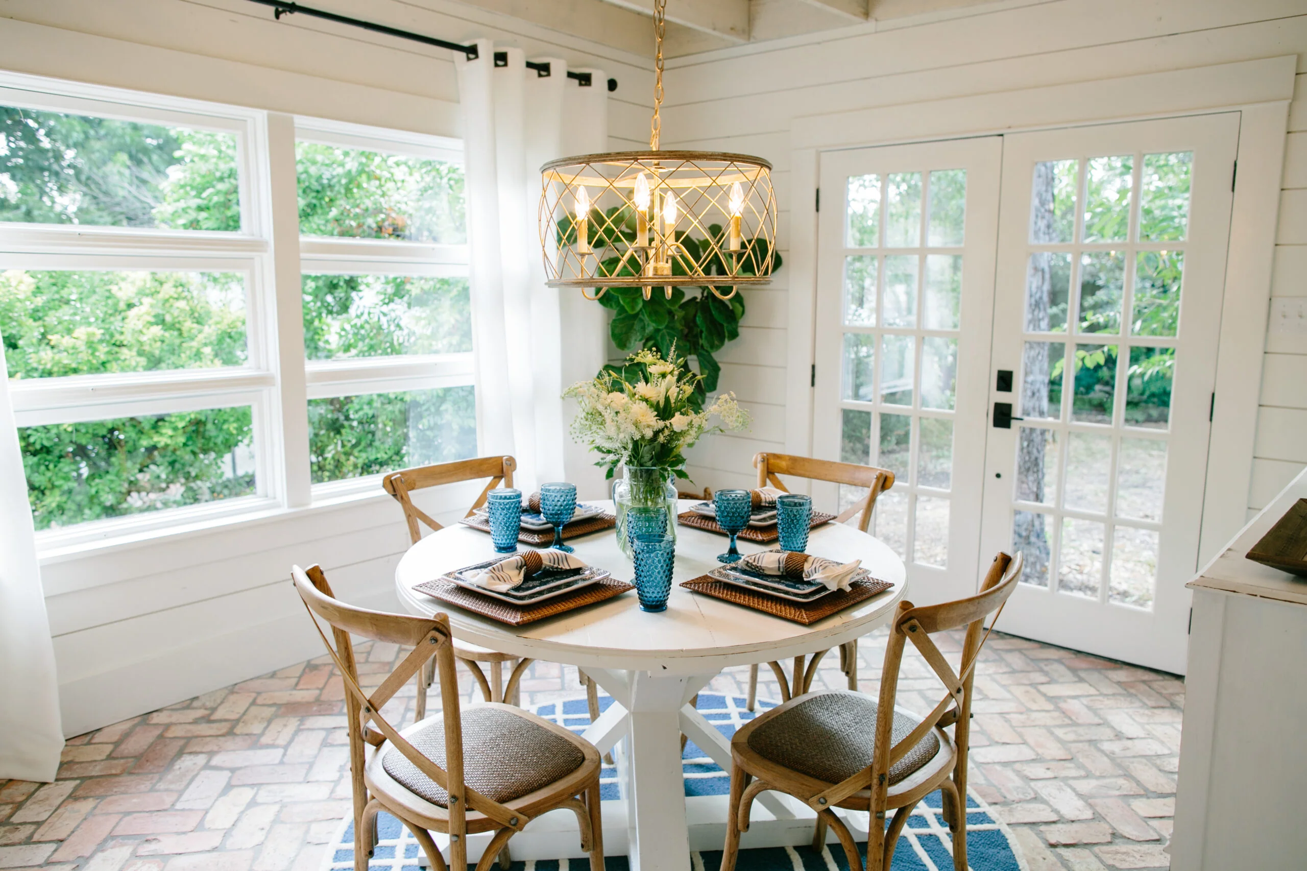 article the beanstalk bungalow 875323c1 4776 4487 b2b1 8af7a5723525 Joanna Gaines Dining Rooms
