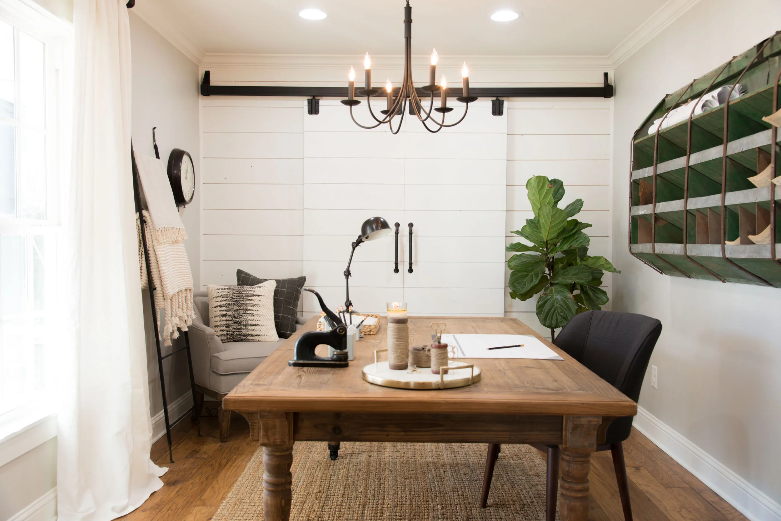 joana gaines home officearticle the carriage house 8432b1ad 4fa9 46ab a617 8a156319cb71 Joanna Gaines Home Office Decors