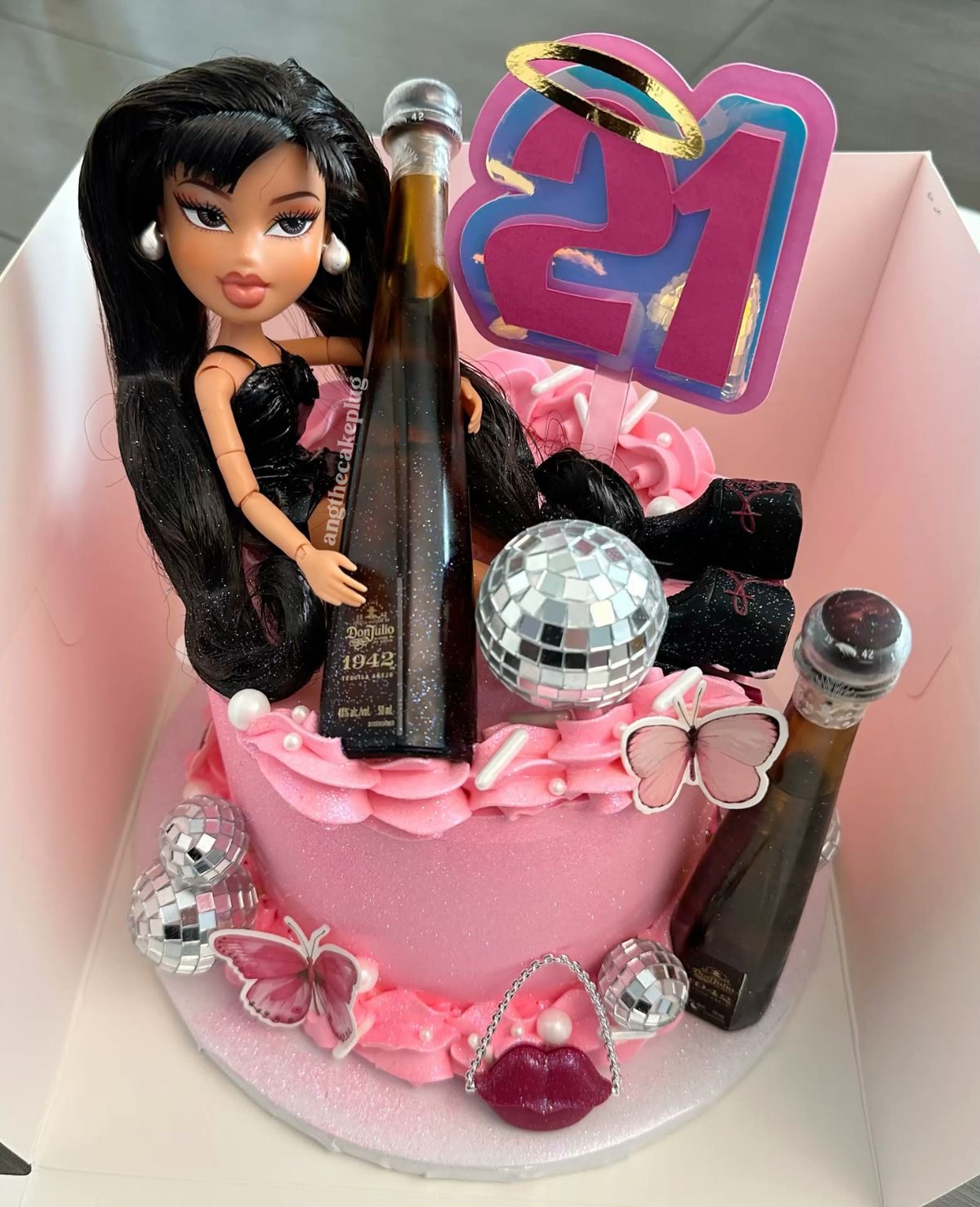 30 Genius 21st Birthday Cake Ideas to Copy 24 30 Genius 21st Birthday Cake Ideas to Copy 21st birthday cakes13 21st Birthday Cake Ideas
