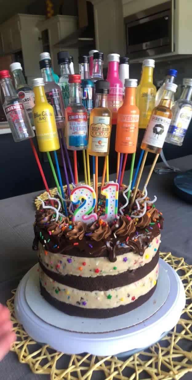 30 Genius 21st Birthday Cake Ideas to Copy 27 30 Genius 21st Birthday Cake Ideas to Copy 21st birthday cakes16 21st Birthday Cake Ideas