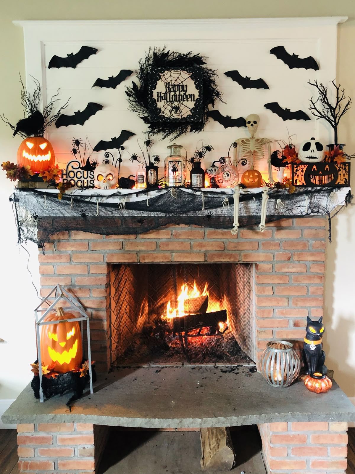 spooky mantel2 Spooky Mantel Decor Ideas