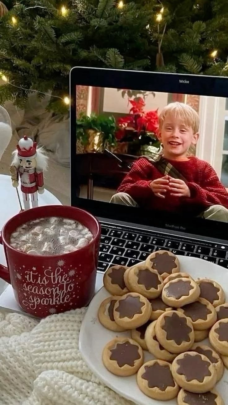 16466354885689528 Christmas Movie Night Ideas