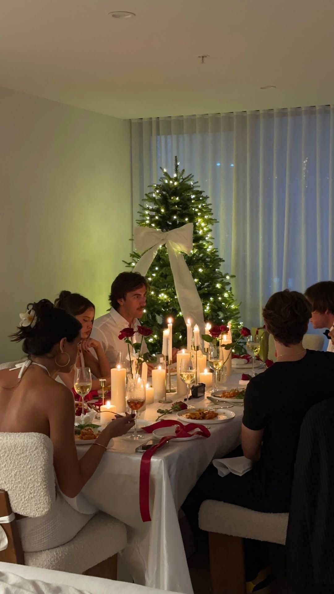friendmas ideas 18 Christmas Movie Night Ideas
