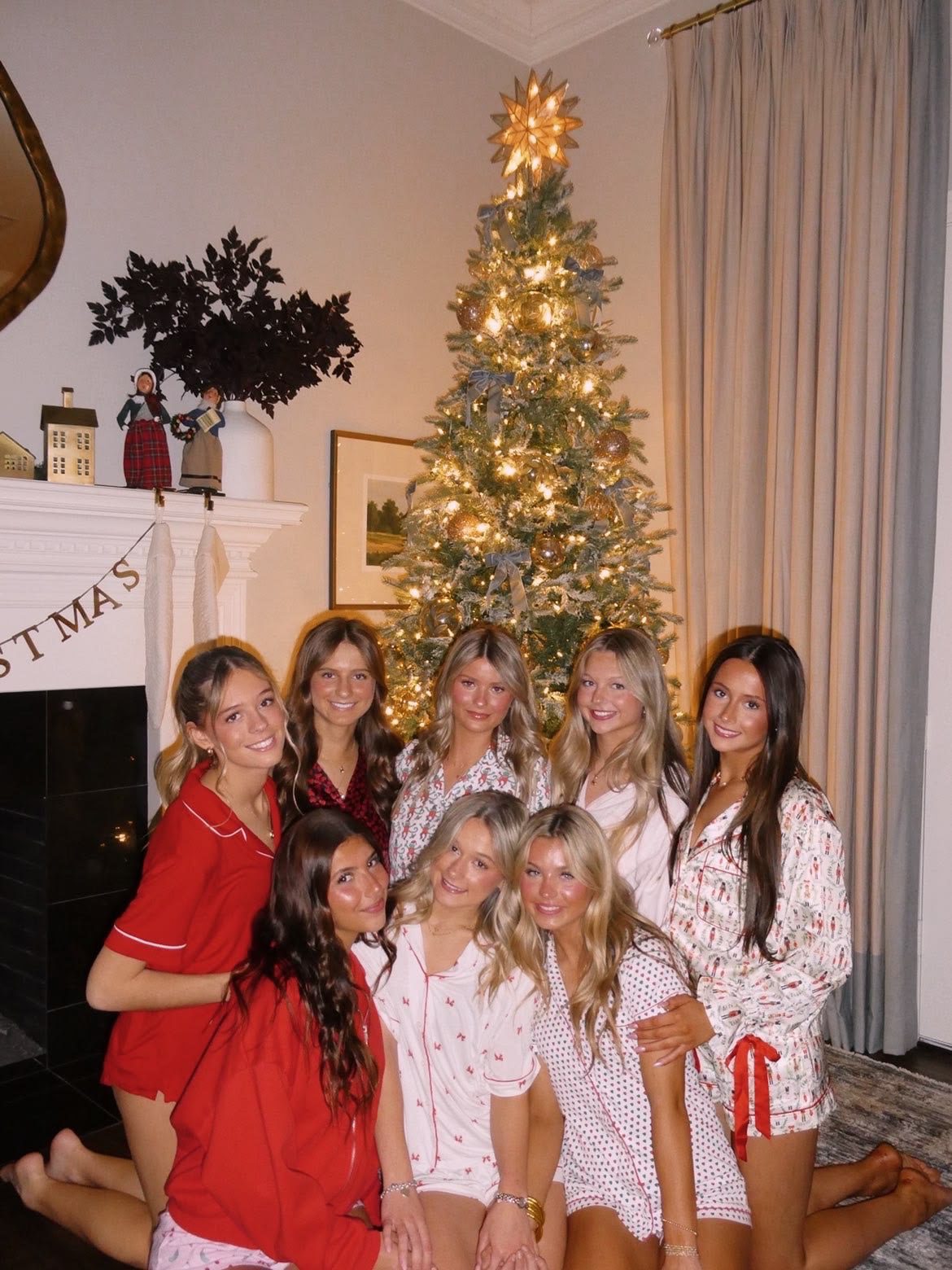 friendmas ideas 8 Christmas Movie Night Ideas