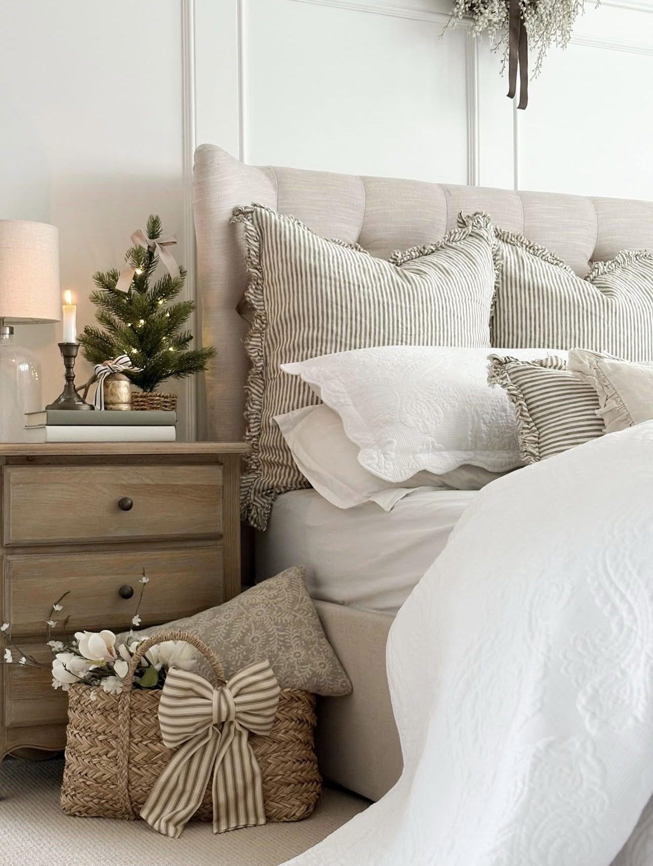 30 White Christmas Decor Ideas for a Winter Wonderland 70 30 White Christmas Decor Ideas for a Winter Wonderland white christmas decor12 White Christmas Decor Ideas