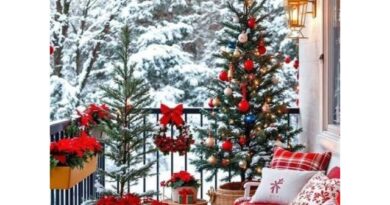 20 Cozy Christmas Balcony Ideas for Small Spaces