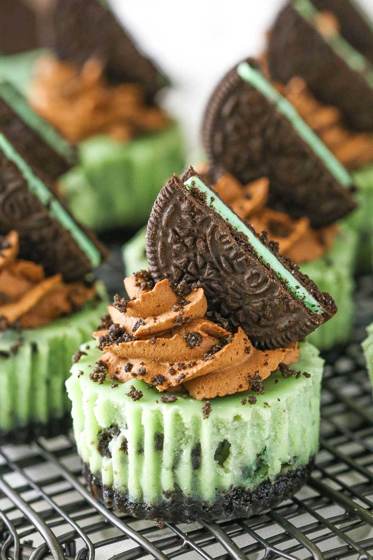 24 Easy & Creative Christmas Cupcakes to Try Right Now 72 24 Easy & Creative Christmas Cupcakes to Try Right Now Mini mint chocolate Oreo cheesecakes with green mint filling, chocolate frosting, and mint Oreo cookie toppings