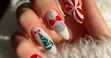 30 Festive Candy Cane Nail Ideas You’ll Love