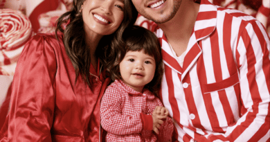 30 Gorgeous Christmas Family Photo Ideas You’ll Want to Recreate