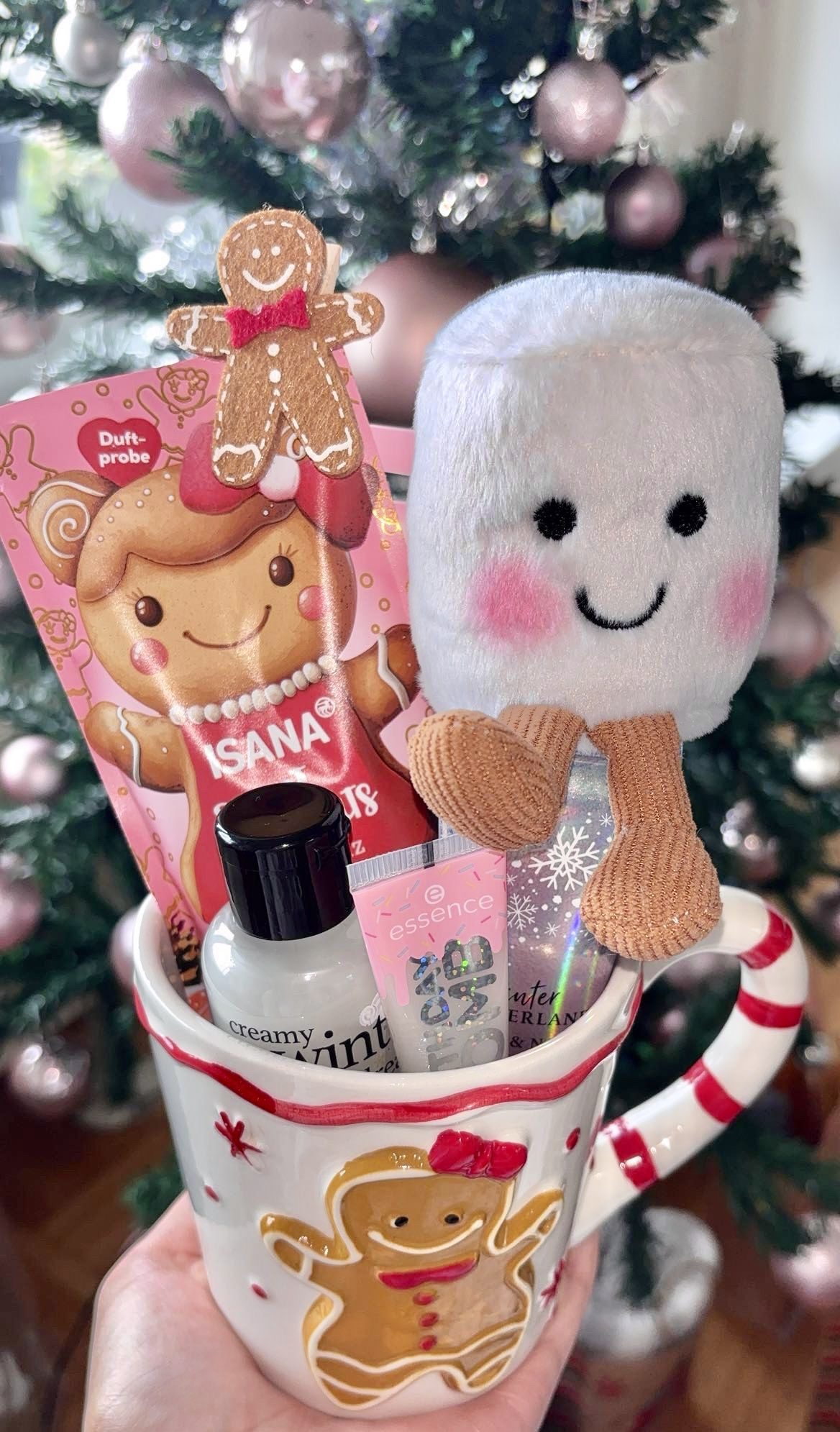 30 Thoughtful Christmas Gift Basket Ideas for Her 69 30 Thoughtful Christmas Gift Basket Ideas for Her Gingerbread Christmas mug filled with a marshmallow plush, festive beauty products and cosy accessories