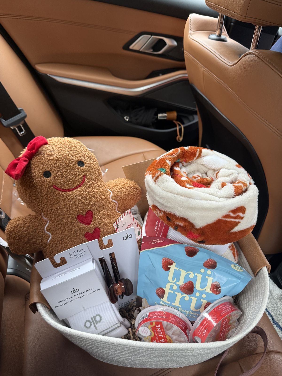 30 Thoughtful Christmas Gift Basket Ideas for Her 78 30 Thoughtful Christmas Gift Basket Ideas for Her Christmas basket with a gingerbread plush, rolled cosy gift, skincare products and small beauty treats