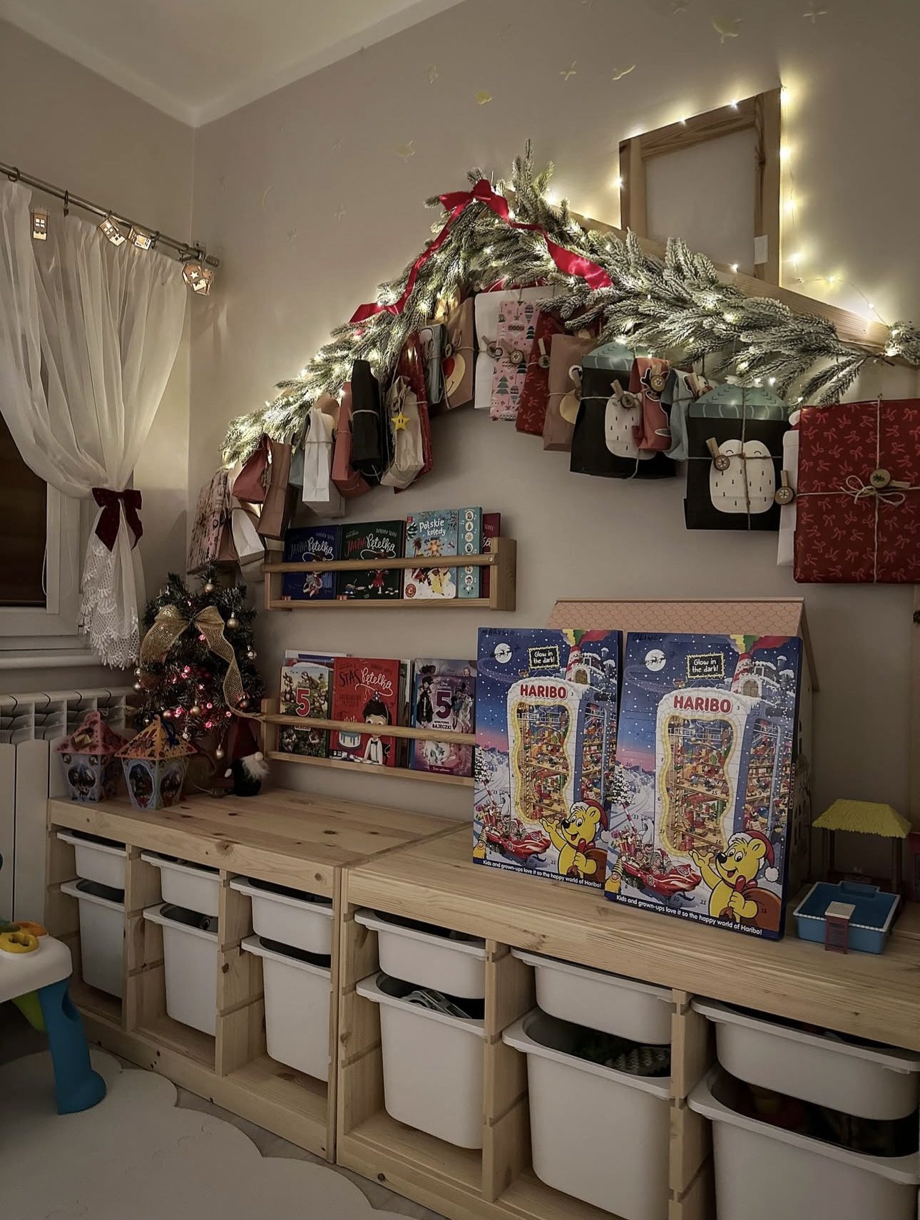 24 Magical Christmas Kids Bedroom Ideas They'll Absolutely Love 58 24 Magical Christmas Kids Bedroom Ideas They'll Absolutely Love Kids Christmas playroom with advent gifts garland and festive books