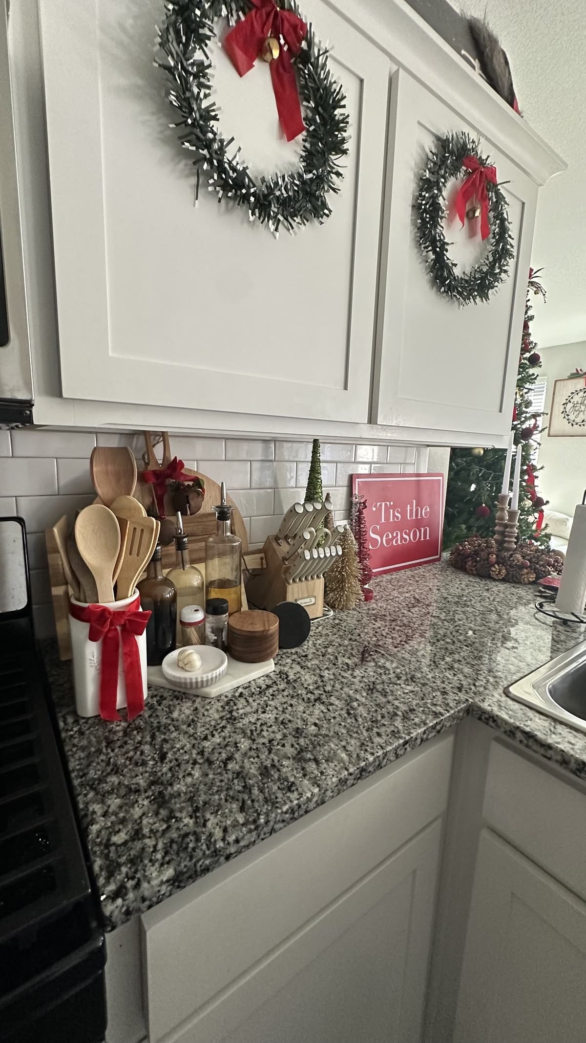 christmas kitchen counter decor10 Christmas Kitchen Counter Ideas