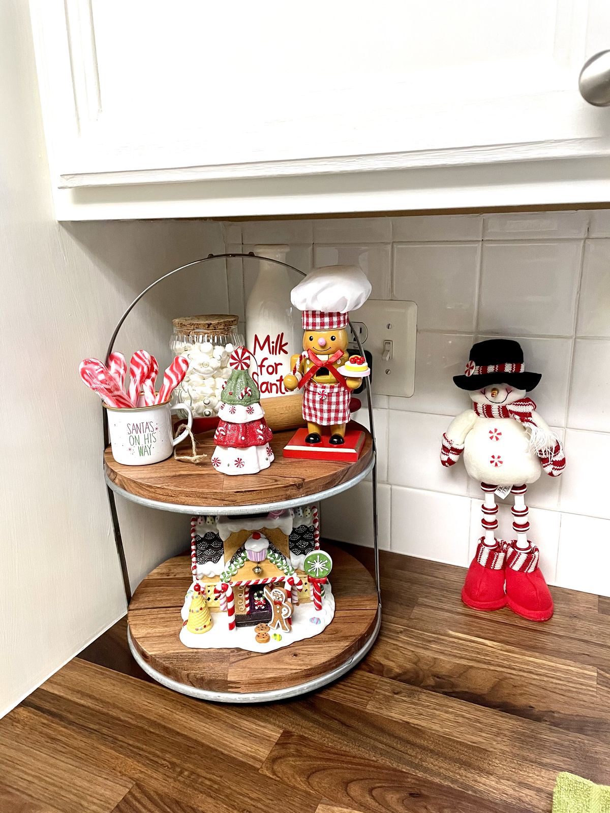 christmas kitchen counter decor21 Christmas Kitchen Counter Ideas