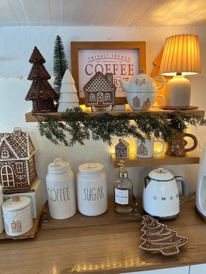 christmas kitchen counter decor28 Christmas Kitchen Counter Ideas