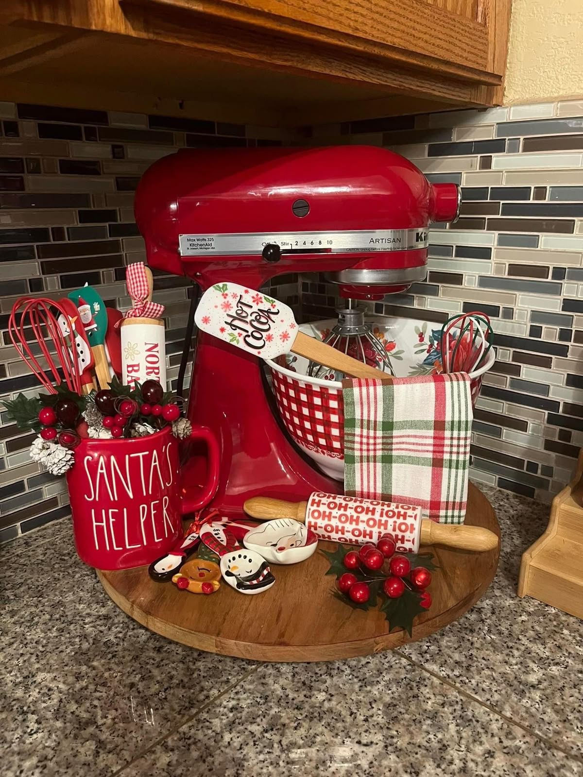 christmas kitchen counter decor3 Christmas Kitchen Counter Ideas