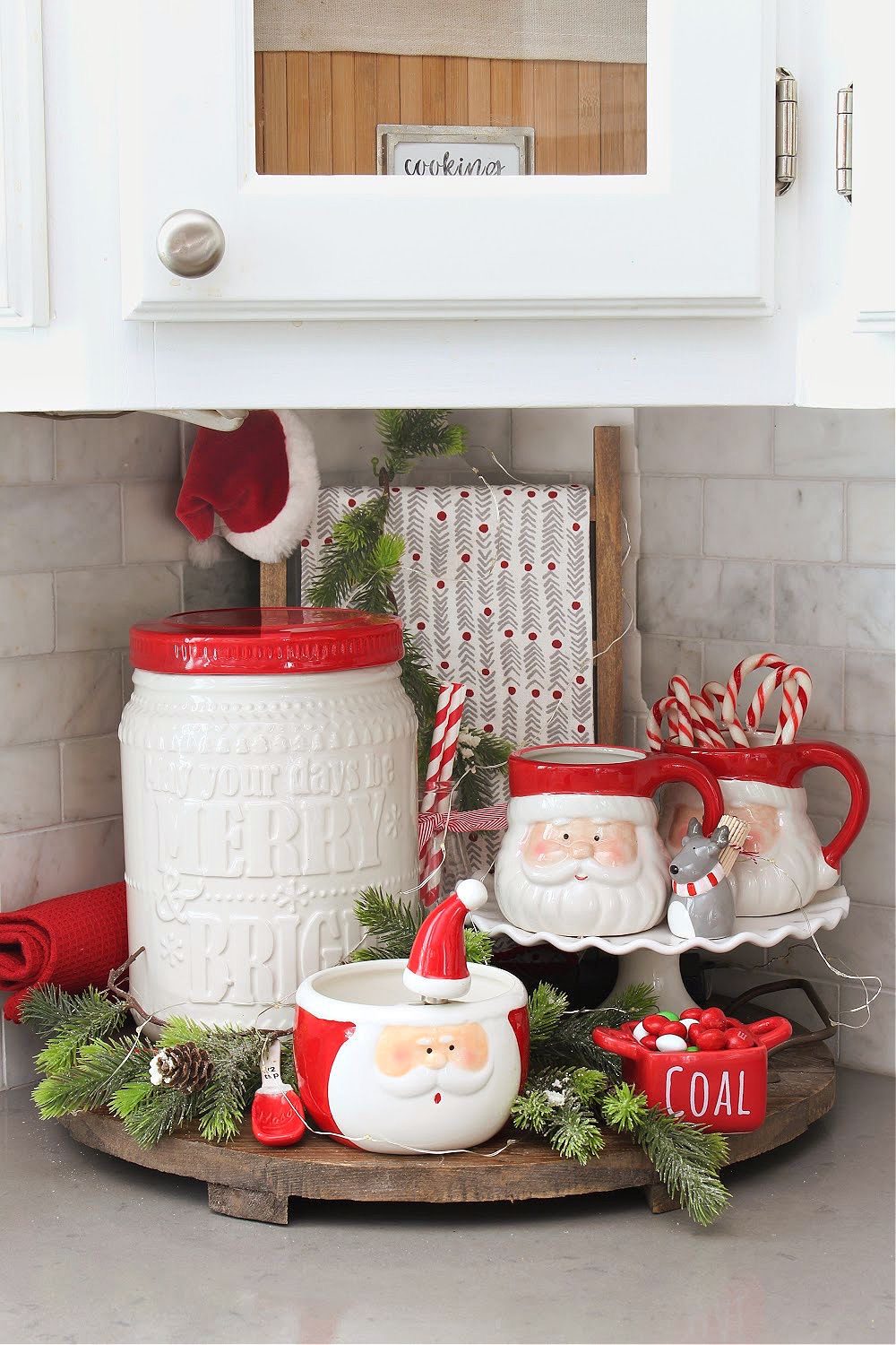 christmas kitchen counter decor7 Christmas Kitchen Counter Ideas