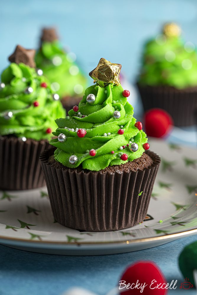 24 Easy & Creative Christmas Cupcakes to Try Right Now 61 24 Easy & Creative Christmas Cupcakes to Try Right Now Gluten-free chocolate Christmas tree cupcakes with green frosting, silver decorations, and golden stars