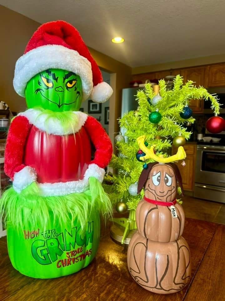 24 Easy DIY Grinch Centerpieces for a Whoville-Inspired Christmas 64 24 Easy DIY Grinch Centerpieces for a Whoville-Inspired Christmas grinch centerpieces13 DIY Grinch Centerpieces